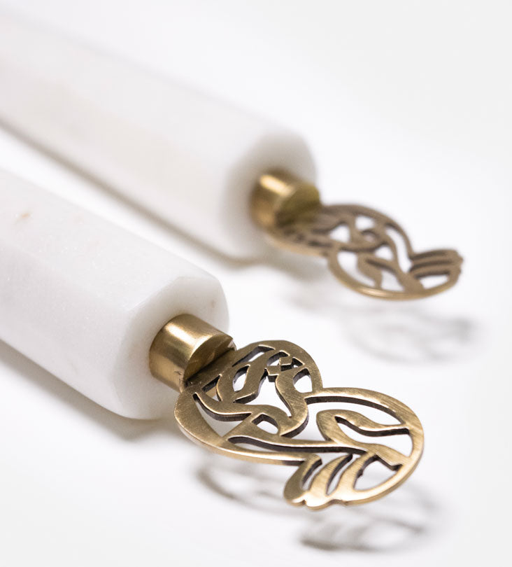 Elegant salad servers made with marble and brass featuring Arabic calligraphy designs.